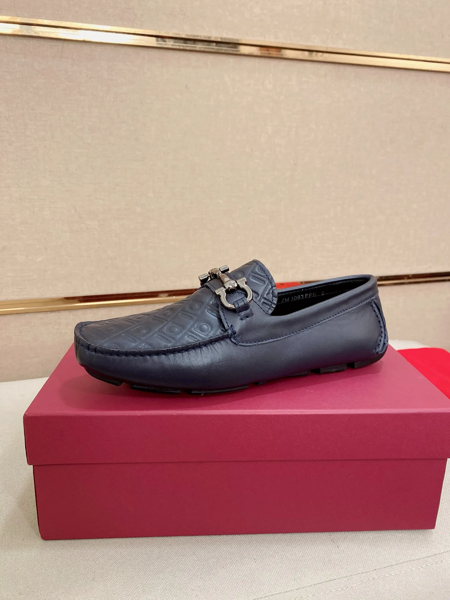 Men's shoes💰: 560💰High-end quality! Ferragamo🆕🆕Exclusive hot-selling products in stock🔥🔥New products on the shelves, high-quality Ferragamo men's pea shoes, high-end casual driving shoes, with complete packaging! 💪 💪 Material: imported cowhide 🐂 + imported high-quality water-dyed cowhide lining + wear-resistant outsole 👍🏻👍🏻 Features: high-end and comfortable, purely handmade 🚀 🚀 Create the perfect shoes that suit you best 🔥 🔥 Size: (38-44) 45 standard size can be customized!